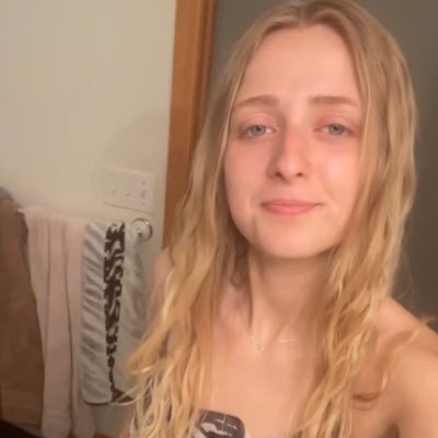 _hailey_woods_'s profile picture. the world’s mine I just say “*uck it, let it turn”