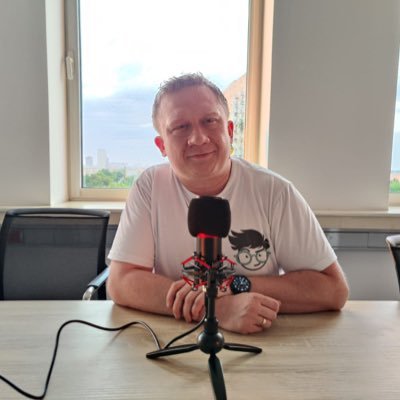 Twórca portalu Geekosfera oraz podcastów o popkulturze. Filmy, seriale, gry 😀 piłkarsko Lech, AC Milan i Real 😌no i dyskusje o polityce 😀 zapraszam.