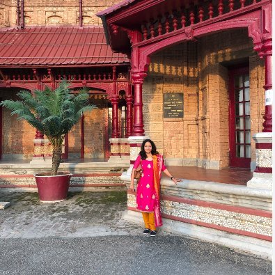 PallaviBakshi94's profile picture. कश्मीरी पंडित 

उदासियों की वजह तो बहुत है जिंदगी में,पर बेवजह खुश रहने का मजा कुछ और है…