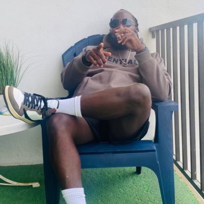 🤜🏾 Big Yoon’s Bodyguard 🤛🏾 OT7 🤌🏾 Capiche? There is absolutely nothing interesting about me, but I can probably make you laugh 👌🏾. BBS🥇