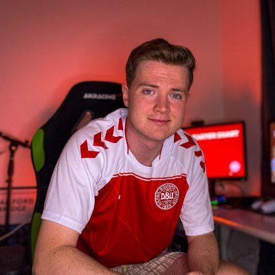 24 år // YouTuber og Streamer //  Tidligere professionel FIFA-spiller  i @esuperligadk S1-7