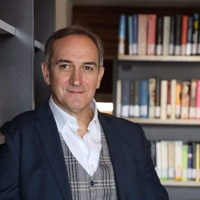 Poeta e Scrittore | Inizia a comporre poesie all'età di tredici anni e pubblica il suo primo libro a venti.