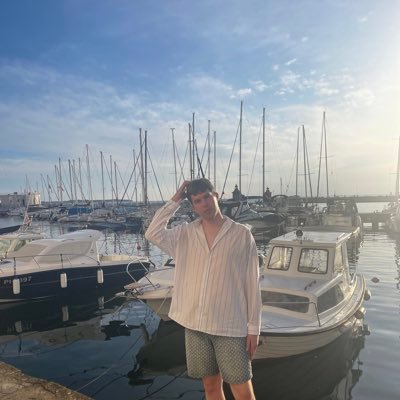stressed swiftie in his exam era. trying to be healthy and happy, he/him