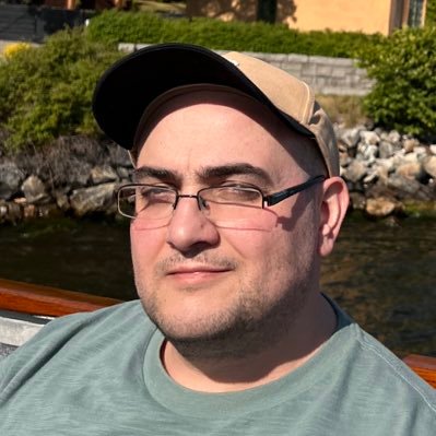 Creative director/ Product Designer , Solo #gamedev by night, with passion for creating innovative #UIUX solutions. Over 20 years of experience.