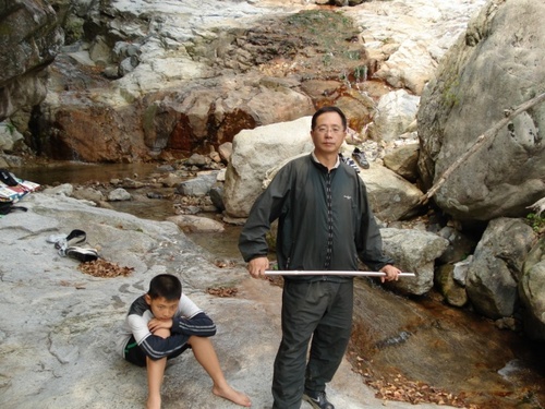 limcloud's profile picture. 일상의 세상사를 거창한 관점에서  담담하게 이야기하는 논객! 산을 넘는 바람처럼 저 하늘의 구름처럼 !그렇게 살아 간다오!