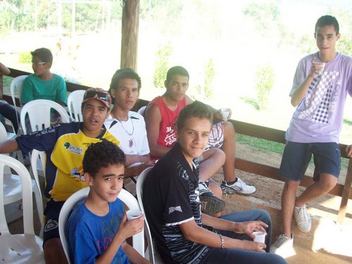 adoro ver esportes e praticar futebol,basquete e volêi