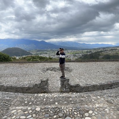 Progresista, Migrante viviendo el sueno Americano sin ser americano.
Ecuatoriano.