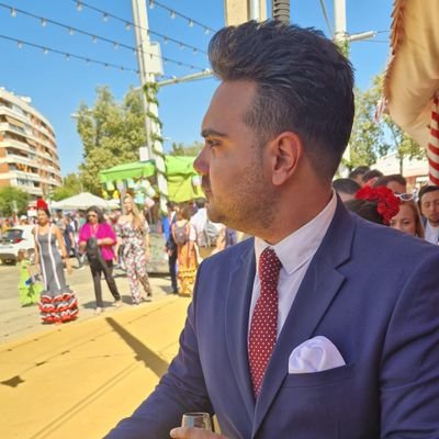 Me encanta la copla, la semana santa, la feria, el Rocío y sobre todo estar con la gente que quiero. ¡¡Viva Sevilla y viva Triana!!