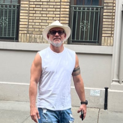 Padre de 4, Lic. Admon , maratonista , softball, politics
