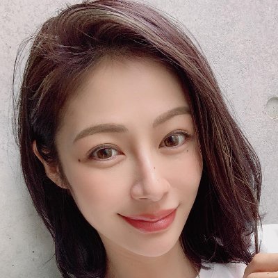 👩💼 Businesswoman | 💼✨ Cross-border trade, lighting up the brand charm ⛷️ 🏸🪂🏇🏝️ 🗽 Hobbies Adventure challenges, ski slides, badminton style, free landin