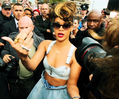 ♥ i love rihanna and i give rihanna my heart,  I'm here to give rihanna respect, I love her and will not sit and do it. 
#staystrong ♥