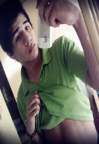 - Paraibano ,Skatista,Dançarino de Break_Dance e Free Step,de bem com a vida.E procurando conquista meus objetivos com ajuda do grande senhor DEUS *-*