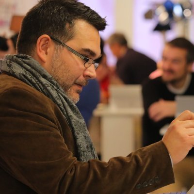 Ayudo a empresas a crecer y a presentarse mejor. 
Me gusta la tecnología y la IA. 
A veces juego a las cartas y entrevisto gente como hobby