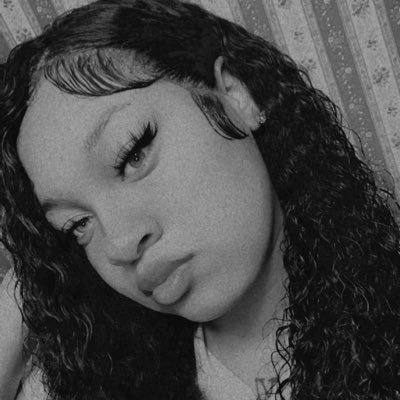 MonetLiyaahh's profile picture. 2️⃣1️⃣ . CO’20 🎓📕 . dis a pain song & im letting everything gooo .. cus yeah this my public diary 🤣