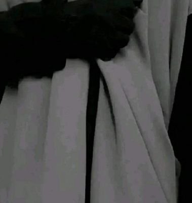 وَلِي فِي العُزْلَةِ الصَّمَّاءِ أُنْسٌ
أُلُوذُ بِها إِذَا صَخِبَ الأنَامُ.