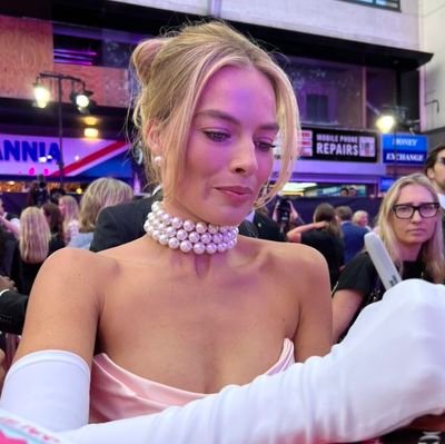 hourly dose of margot robbie.