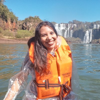 Comunicadora Social, lectora compulsiva, medio escribo, tercamente fanática de mis sueños, eternamente enamorada. Venezolana viviendo en Brasil. Have Faith!