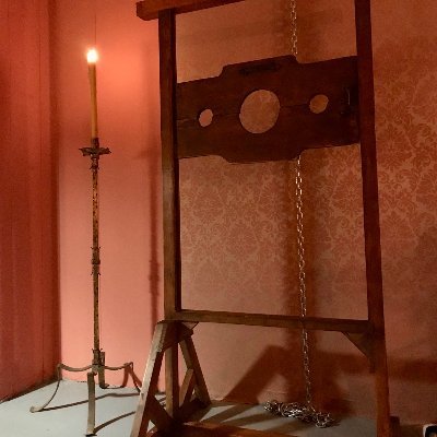 #RentalBDSMDungeon in Barcelona. Fully equipped 150sqm: #ClassicDungeon, #SissyBedroom, #BDSMPrison
Owned by @FrHenrietteBCN 
#dungeonrental #bdsmhotel