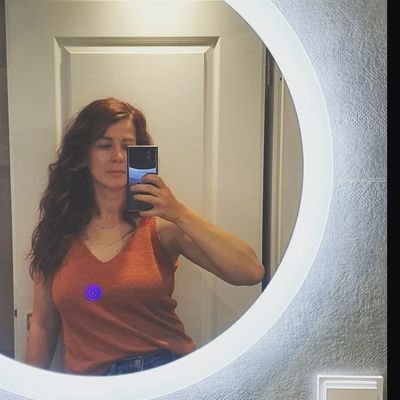 Fi➰
Имам 2 кучета, котка, гекон и езеро с коита. Живея в част от рая.
Брокер на движими имоти на охлюви и костенурки и таралежи.