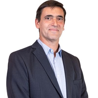 Tandilense. Diputado Nacional. Papá de Malvina. Compañero de María