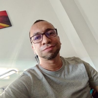 AparicioErazo's profile picture. Soy más que un cerebro bonito / ☕ / 👓 / 📚