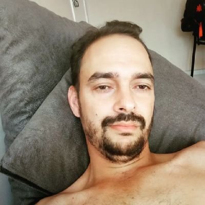 Funcionário dos Correios.📬📦
Amante de uma boa cerveja e futebol.🍺⚽
Treinador de Pokémon 🐉
Do lado esquerdo da força. 🇧🇷🇧🇷