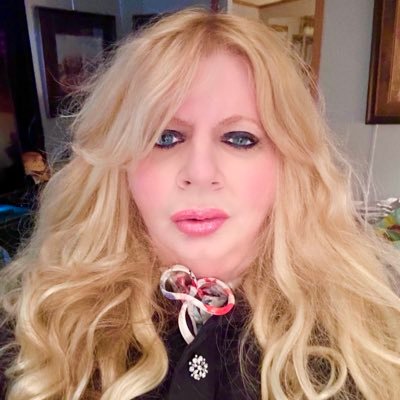 RobynAnnne's profile picture. 