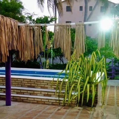 Casa 🏡 Vacaciona Elim, Chichiriviche Edo Falcón. Cómoda casa para 20 personas, en la playa, con piscina, parrillera, y cocina y comedor frente a la piscina.