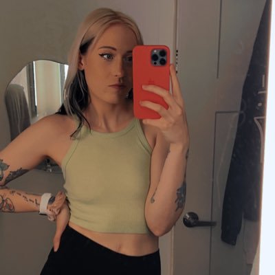 • fake gamer | twitch streamer | casual cosplayer | grippy sock queen | webdev student | nsfw @allie_cakes_ |