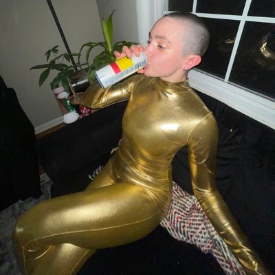 Beloww_standard's profile picture. number one party rocker in the house tn🫣🤨😫😵 they/them nb