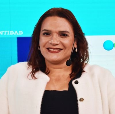 *comunicadora en LRA7 Radio Nacional
*Columnista en la Voz del Interior
*Conductora de radio @radiotransce.  
*lic. Psicología
*mamá del Budita más lindo