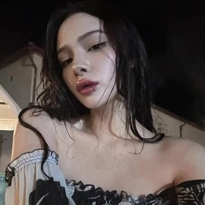 𝖌𝖔𝖙 𝖛𝖊𝖓𝖔𝖒 𝖉𝖗𝖎𝖕𝖕𝖎𝖓𝖌 𝖋𝖗𝖔𝖒 𝖒𝖞 𝖑𝖎𝖕𝖘 . . .
