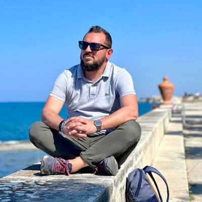 Lucano • docente di scienze umane • giornalista pubblicista • camminatore • viaggiatore • appassionato di cinema, serie tv e vino • interista