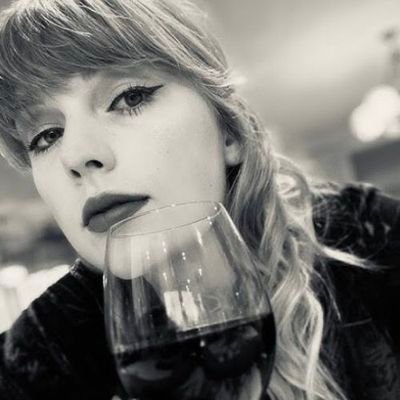 __LastKiss's profile picture. Step into the daylight and let it go.💫