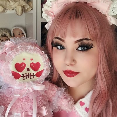 Artist with a Sad Soul. I make illustrations, dolls, clothes & more. 🧸🕯🎀 Lover of the creepy, cute & unusual. 💀🩸💒🌛 IG & TIKTOK: SoulMori 🎀 UPDATE: AUG 1