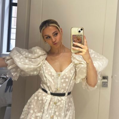 Aliciaschofie's profile picture. nineteen.                                                          SLP College (2020-2023)