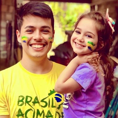 Sorria, sem motivos, com motivos, sozinho, ou quando alguém fizer você rir. Apenas sorria, o sorriso abre portas, contagia, diverte. ALTAS RISADAS sempre.