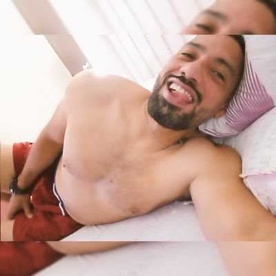 Ariano, 
Ex cinefilo, 
Team pizza+beer lover, 
La barba un plus,
Dicen que beso rico.
Sobreviviendo en Venezuela