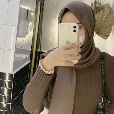 Hobi saya termasuk makan dan mengeluh bahwa saya menjadi gemuk.