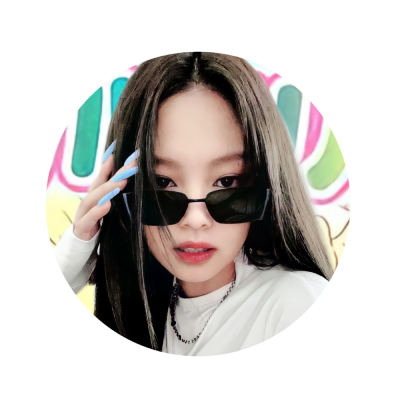 𝓦ritten by a 𝗳𝗮n ── 🧸❟ Omh she' s so pretty , and her aura is really caught 𝘦𝘷𝘦𝘳𝘺𝘰𝘯𝘦 attention and ofc her gummy smi𝒍𝒆! 🌠. She is Jennie Kim.