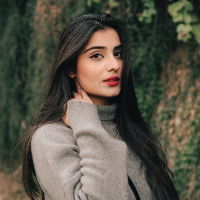 CodeWithMaheen's profile picture. Aspiring writer and avid reader 📚✍️  iOS Developer 👩🏽‍💻📱