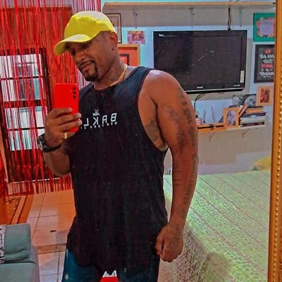 Sou original e não me importo com q falam de mim !! Vivo a minha vida da forma q eu acho certo viver e não me importo com a opinião dos outros ...