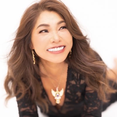豊富な占いの知識と経験と直感を用いて、あなたの内なる智慧を引き出し、自信を持って自分の道を見つけ、人生をより良く創れるように導き、愛と美と豊かさを引き寄せる女神術:数秘術・占星術・宿曜・九星気学・四柱推命