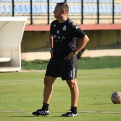 Entrenador de fútbol CULTURAL LEONESA 1 RFEF