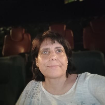 Vaig estudiar filosofia en una era anterior. M'agrada el cine i comprar llibres. I ma germana diu que he de fer més natura (aquest any, sí).