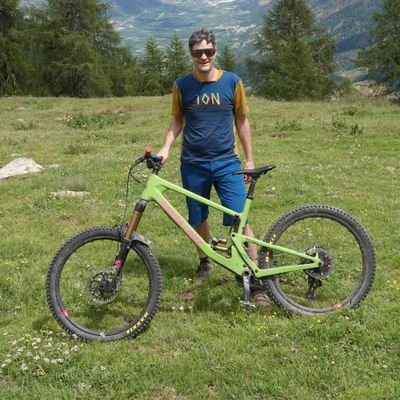 Leidenschaftlicher Mountainbiker und Skitüreler. San Galler in Züri daheim. Fan FCSG1879 & Dynamo Dresden. Lebe für und vom öffentlichen Verkehr.