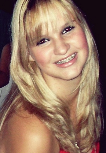 Monize, Sagitariana, 17 anos, apaixonada, namorado, familia, eu, universitária, boba, curiosa, chorona, sentimentalista, confusa e emotiva .