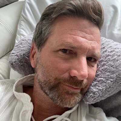 srlafortune's profile picture. Nerd des chiffres, golf, Caraïbes, poivre et sel, un rare pas de tatouages. En remise en forme.