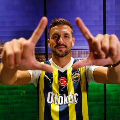 Dušan Tadić Official Twitter Account 🇷🇸 Football player for @Fenerbahce #️⃣🔟 Management: business@sm-mg.com 💼