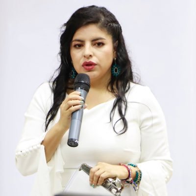 Comunicadora Social. Reportera y presentadora de noticias @radiopoderfm. 2da. Vicepresidenta de @CruzRoja_Loja
